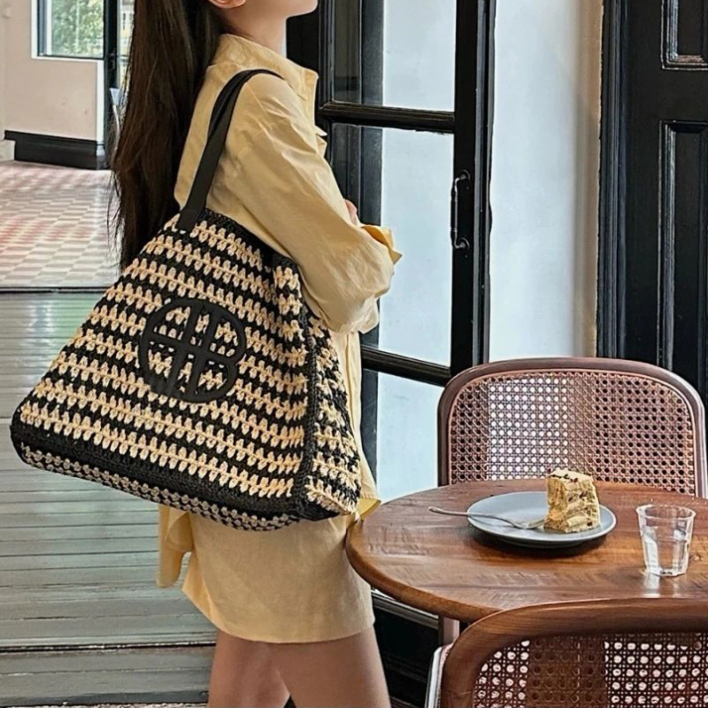 Contrast Straw Bag